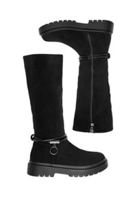Czarne zamszowe kozaki za kolano z grubą gumową podeszwą, bocznym zamkiem błyskawicznym i ozdobnym pierścieniem. Charakteryzują się gładką fakturą i solidnym designem.