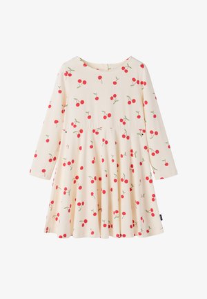 Langærmet kjole i flødefarve med en udvidet nederdel, dekoreret med et mønster af røde kirsebær og grønne stilke.