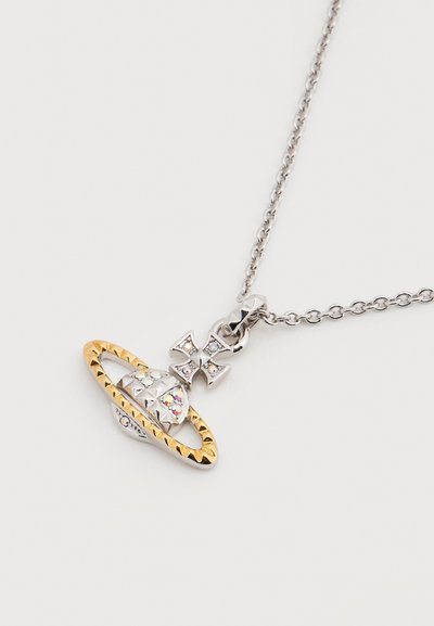 Ασημένιο κολιέ αλυσίδας με χρυσό δαχτυλίδι που διαθέτει διακοσμητικό πλανήτη με στρας και υφή, καθώς και φιόγκο με διαφανείς πέτρες.