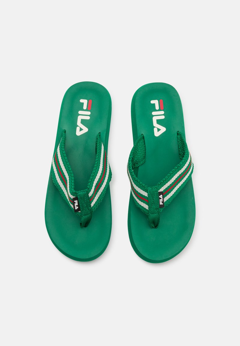 Zöld flip-flop papucsok szőtt pántokkal, piros, fehér és zöld csíkokkal. Gumi talp "Fila" logóval, amely jól láthatóan szerepel.