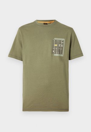Olivgrünes Baumwoll-T-Shirt mit rundem Halsausschnitt und kurzen Ärmeln. Verfügt über eine Tasche mit einem grafischen Druck in Schwarz, Gelb und weißen Akzenten.