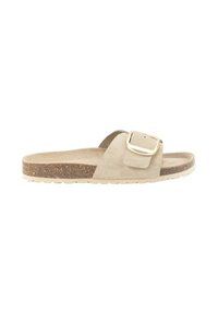 Sandalía deslizante de ante beige con una amplia correa y una gran hebilla decorativa. Plantilla de corcho y suela de goma texturizada para mayor agarre.