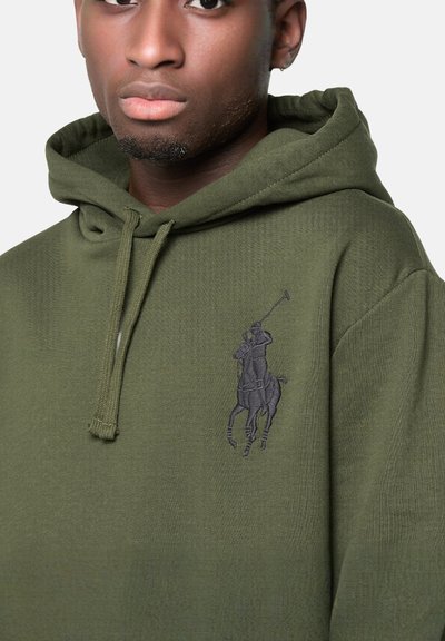 Felpa con cappuccio verde oliva realizzata in tessuto morbido con finitura strutturata; presenta un logo ricamato di un giocatore di polo scuro sul petto.