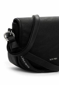 Borsa a tracolla nera in pelle lavorata con finitura liscia. Presenta accessori in argento, un anello metallico e un dettaglio logo in rilievo.