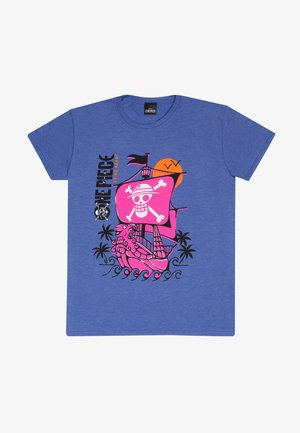 T-shirt en coton bleu avec un graphique d'un bateau pirate arborant un drapeau avec un crâne et des os croisés, des accents roses et des palmiers dans le design.