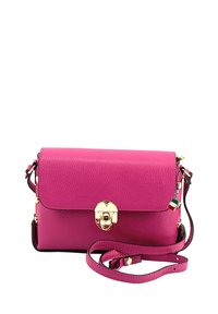 Roze leren crossbody tas met een gouden sluiting, voorzien van een gestructureerde afwerking en een afneembare strap. Inclusief een klein charme met de Italiaanse vlag.