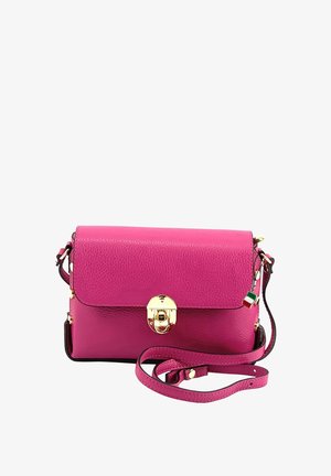 Rosa Leder Schultertasche mit einem goldenen Verschluss, mit einer strukturierten Oberfläche und einem abnehmbaren Tragegurt. Enthält einen kleinen Charm mit der italienischen Flagge.