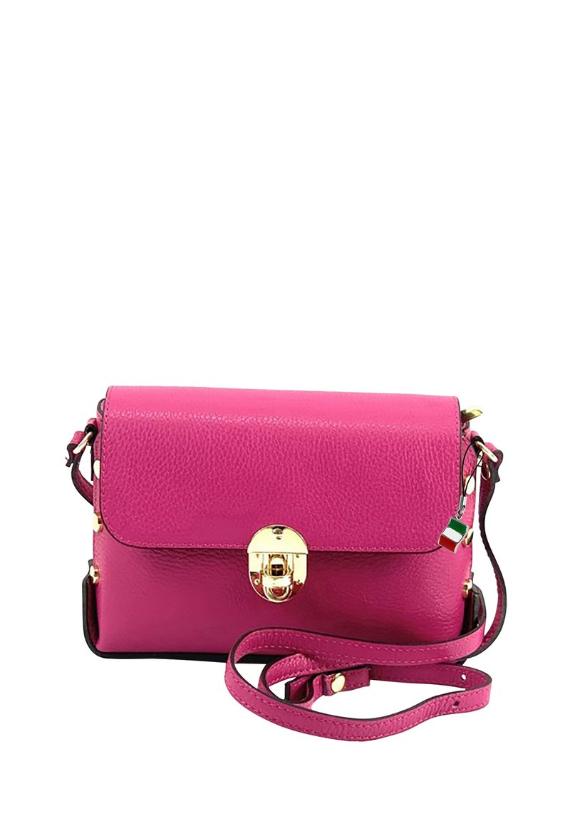Roze leren crossbody tas met een gouden sluiting, voorzien van een gestructureerde afwerking en een afneembare strap. Inclusief een klein charme met de Italiaanse vlag.