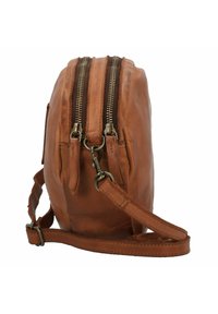 Borsa a tracolla in pelle marrone con due scomparti con zip, hardware in bronzo e una tracolla removibile con bordo cucito.