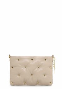 Borsa clutch trapuntata beige con decorazioni a forma di cuore dorate, chiusura con zip e tracolla removibile. Texture in pelle liscia.
