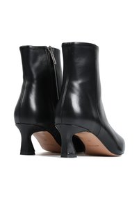 Czarne skórzane botki za kostkę z okrągłym noskiem i niskim, zwężającym się obcasem. Szczegół z bocznym zamkiem; gładka tekstura z błyszczącym wykończeniem.