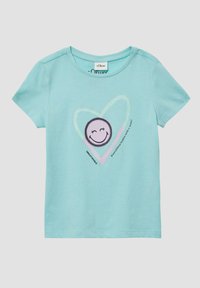 Lichtblauw katoenen t-shirt met korte mouwen; heeft een bedrukte glimlachende gezicht binnen een hartontwerp met tekst in zwart en roze.