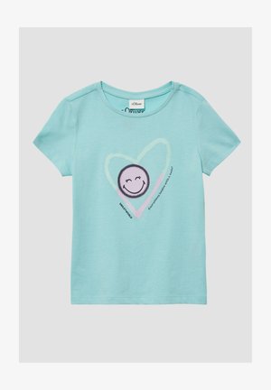 Helles blaues Baumwoll-T-Shirt mit kurzen Ärmeln; mit einem gedruckten Smiley-Gesicht innerhalb eines Herzdesigns, mit Text in Schwarz und Pink.