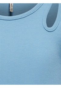 Haut côtelé bleu clair avec un col en scoop et de larges trous pour les bras. Le tissu présente un motif texturé sur l'ensemble. Étiquette de soins visible.