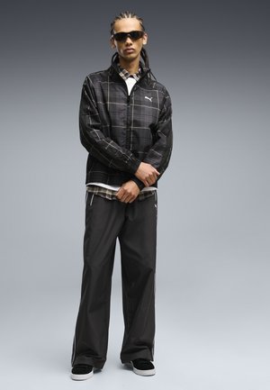 Puma, T7 RELAXED TARTAN WOVEN TRACK JACKET - Trainingsvest - black