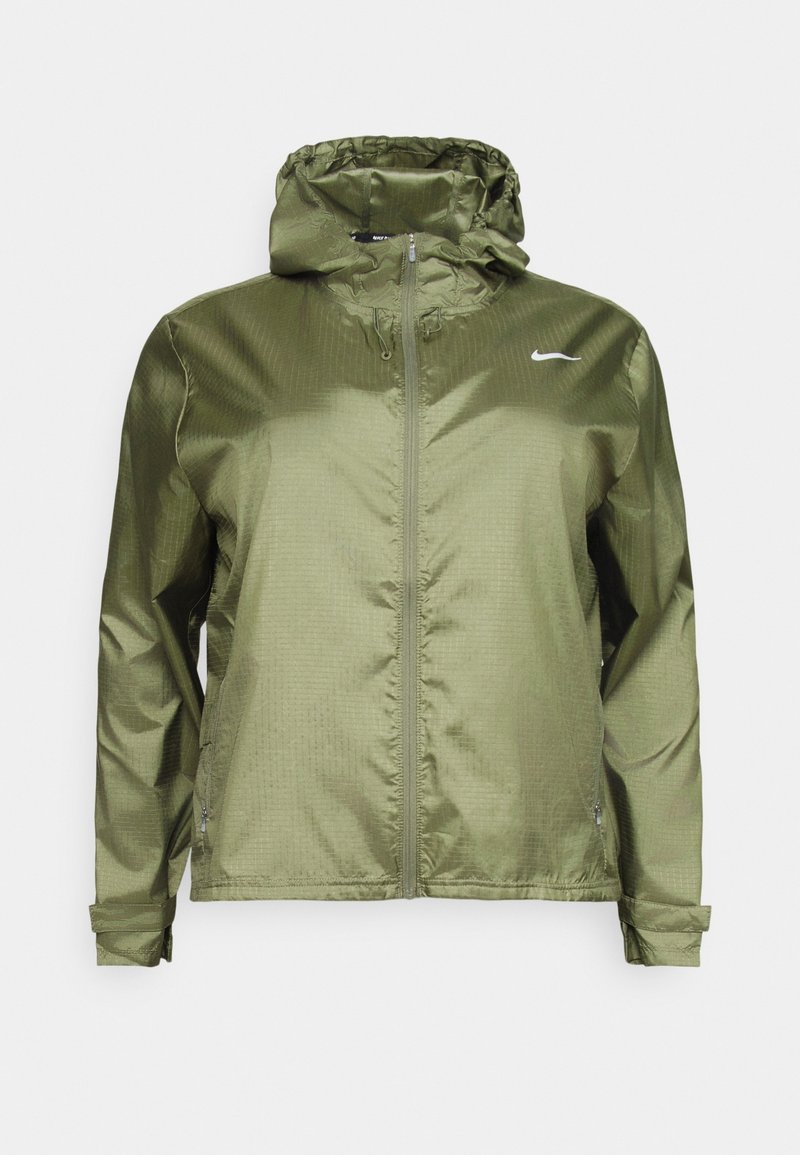 Giacca leggera verde oliva con zip frontale e cappuccio. Presenta una finitura texture lucida e un piccolo logo bianco sul lato sinistro del petto.
