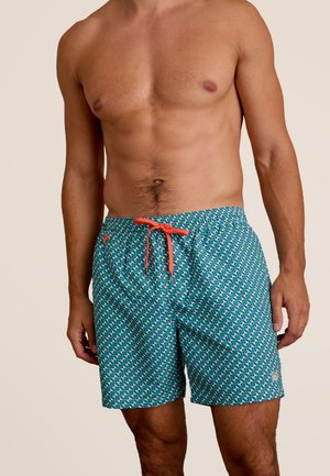 Shorts de bain turquoise avec un motif géométrique blanc et marine, dotés d'un cordon de serrage orange. Fabriqués en tissu léger.