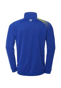 Veste de sport bleue avec un col montant. Présente des accents texturés jaunes à motifs sur une épaule et un logo dans le dos au niveau du col.