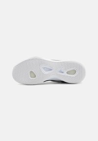 Suola della scarpa Nike in bianco, caratterizzata da un motivo a zigzag testurizzato con intagli, che mette in evidenza il materiale in gomma e una finitura liscia.