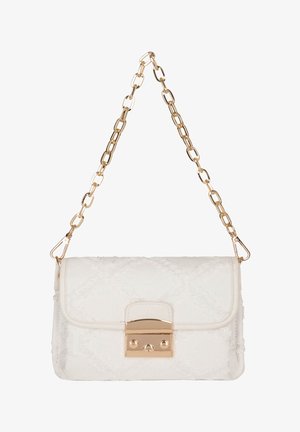 Bolso de tela blanca con textura acolchada, herrajes dorados y una correa de cadena. Cuenta con un cierre de broche y tres tachuelas decorativas.