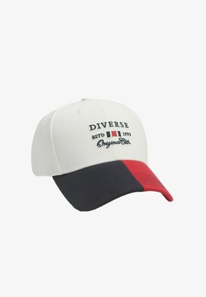 Biały kapelusz z granatowym i czerwonym daszkiem. Zawiera haftowany napis "DIVERSE ESTD 1993 Original" oraz dwie dekoracyjne paski na daszku.