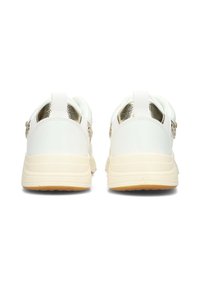 Le sneakers bianche e dorate presentano una tomaia in sintetico liscio con un accento dorato lucido sul tallone e un pannello posteriore testurizzato. Suola in gomma.