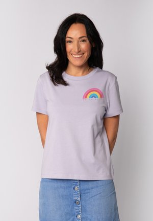 Licht lavendelkleurig katoenen t-shirt met een meerkleurige regenboogafbeelding en de tekst "Woven Power" op de linker borst. Korte mouwen, ronde hals.