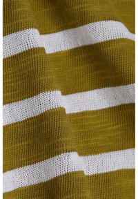 Tejido de punto con franjas horizontales en verde oliva y blanco, mostrando textura y pliegues en el material.