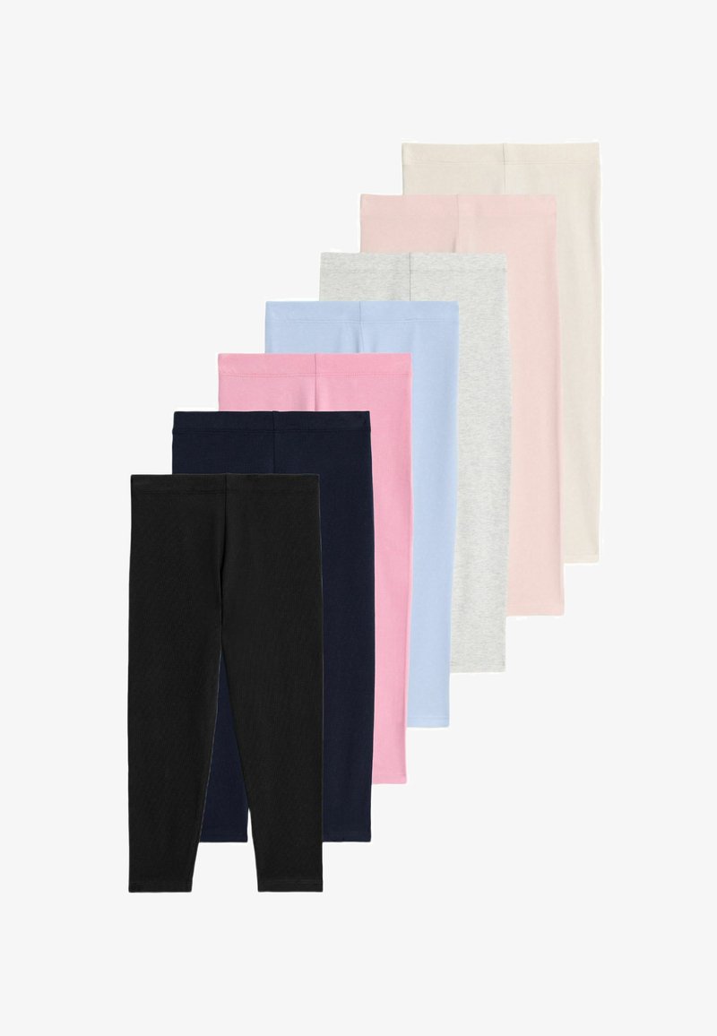 Syv par foldede, ensfarvede leggings i sort, marineblå, pink, lyseblå, grå, lyserød og beige, arrangeret i en forskudt stak.