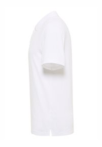 Vit polo skjorta, korta ärmar, klassisk krage, sidofylla vid fållen, tillverkad av slätt bomullstyg, enkel design utan mönster.