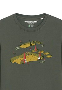 Donkergroen katoenen T-shirt met een fantasierijke afbeelding van kabouters met rode hoedjes rondom gaten in een zandgrond, met een kleine ladder.
