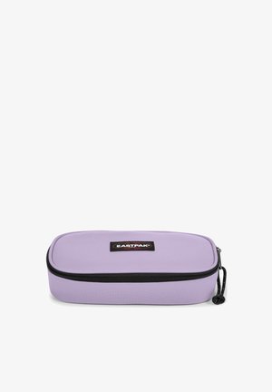 Pochette rectangulaire violette en tissu durable, dotée d'une fermeture éclair noire et d'une étiquette de marque tissée sur le devant. Texture lisse.