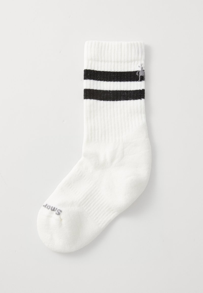 Valkoinen puuvillasukka, jossa on ribbattu pinta, jossa on kaksi vaakasuoraa mustaa raitaa ja logo yläreunassa. Pyöristetty varvasmuoto.