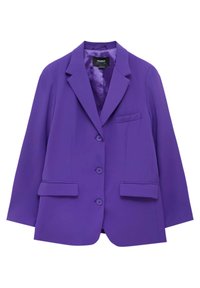 Blazer violet en tissu lisse avec des revers crantés, trois boutons, deux poches avant et une poche poitrine unique. Coupe ajustée.