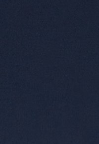 Tessuto blu navy con una texture liscia, colore uniforme e senza motivi o decorazioni visibili. Semplice e uniforme nell'aspetto.