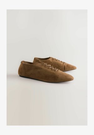 Bruine suède veterschoenen met een spitse neus, met een gladde textuur, minimalistisch ontwerp en een lage zwarte zool.