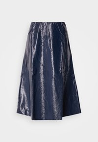 Fustă midi bleumarin realizată dintr-un material lucios și texturat, cu un design evazat și talie elastică. Suprafață netedă cu un luciu subtil.