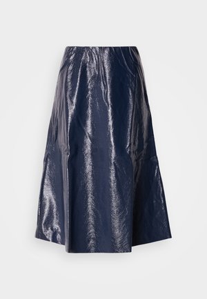 Tmavomodrá midi sukňa z lesklého, textúrovaného materiálu s rozšíreným strihom a elastickým pásom. Hladký povrch s jemným leskom.