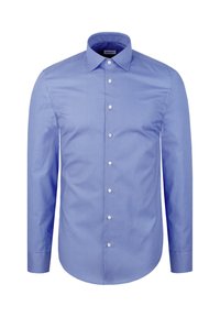 Chemise bleue à manches longues avec petits pois blancs, col à pointes écartées et ourlet arrondi sur fond blanc.