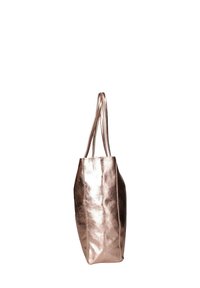 Metalen rosegouden tote tas met een gladde textuur, twee schouderbanden en een licht taps toelopende rechthoekige vorm. Geen zichtbare hardware of patronen.