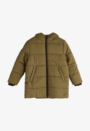 Chaqueta acolchada color verde oliva con capucha, costuras horizontales, cierre frontal con cremallera, dos bolsillos laterales y detalles negros en los puños.