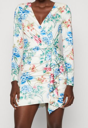 Blumenmusterkleid mit langen Ärmeln, das einen tiefen V-Ausschnitt, einen Wickeldesign und einen Rüschensaum aufweist. Die Farben umfassen Blau, Pink und Grün auf einem weißen Hintergrund.