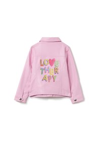 Roze leren jas met een kraag en lange mouwen. Op de rug staat kleurrijke, geappliceerde tekst "LOVE THERAPY."