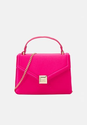 Klar pink håndtaske med bærehank, firkantet guldspænde og guldkæderem på lysegrå baggrund.