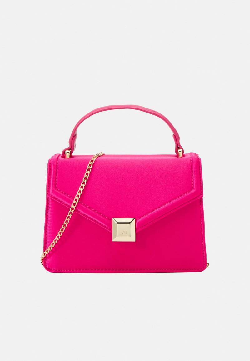 Sac à main rose vif avec poignée supérieure, fermoir carré doré et bandoulière en chaîne dorée sur fond gris clair.