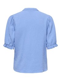 Blouse bleu clair texturée avec manches courtes bouffantes et petits détails à volants aux poignets, vue de dos.