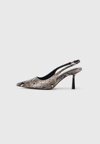 Punktēti purngalu slingback apavi, kas izgatavoti no teksturētas čūsku drukas materiāla, ar plānu melnu papēdi un izgriezumu dizainu sānos.