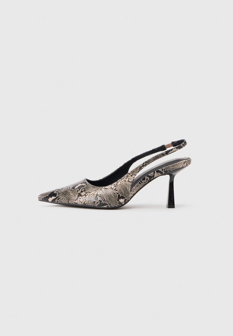 Punktēti purngalu slingback apavi, kas izgatavoti no teksturētas čūsku drukas materiāla, ar plānu melnu papēdi un izgriezumu dizainu sānos.