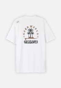T-shirt en coton blanc à manches courtes avec un motif graphique de palmiers et le texte "SAND WAVES OXBOW" en marron et noir.