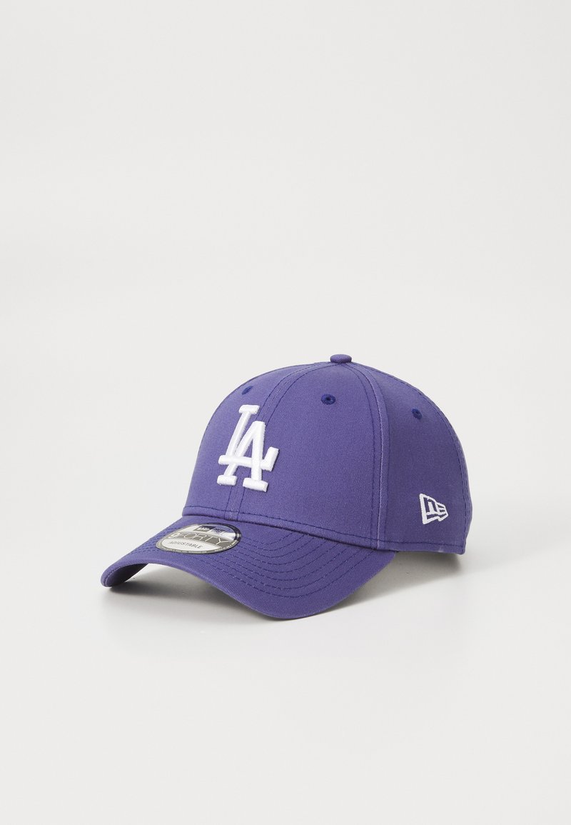Boné de basebol roxo feito de tecido com uma aba curvada. Apresenta o logótipo branco bordado "LA" na frente e um pequeno logótipo na lateral.